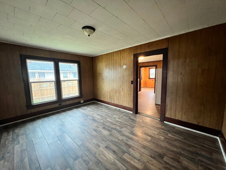 Building Photo - 809 E Sullenberger Ave
