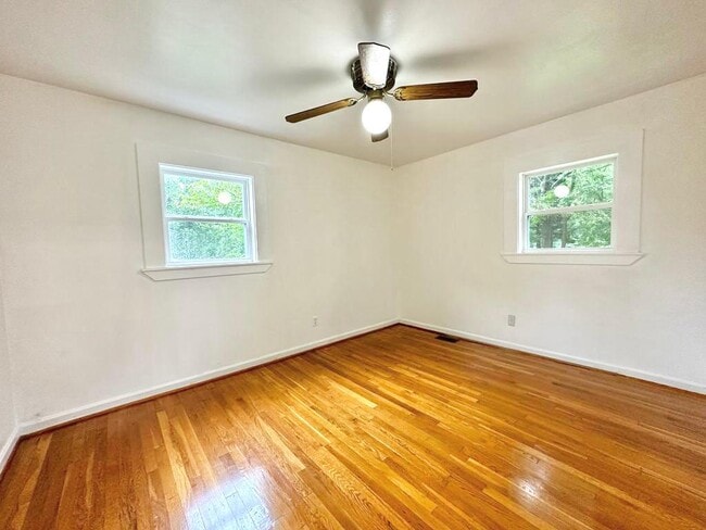 Building Photo - 2401 Woodleaf Dr