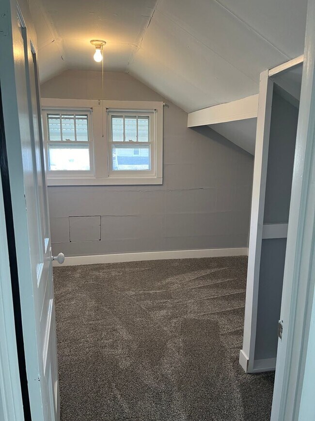 Building Photo - Spacious updated 4 bed 2 bath home in the heart of Rock Island!