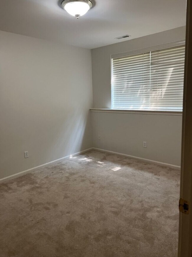 Building Photo - 3087 Promenade Cir