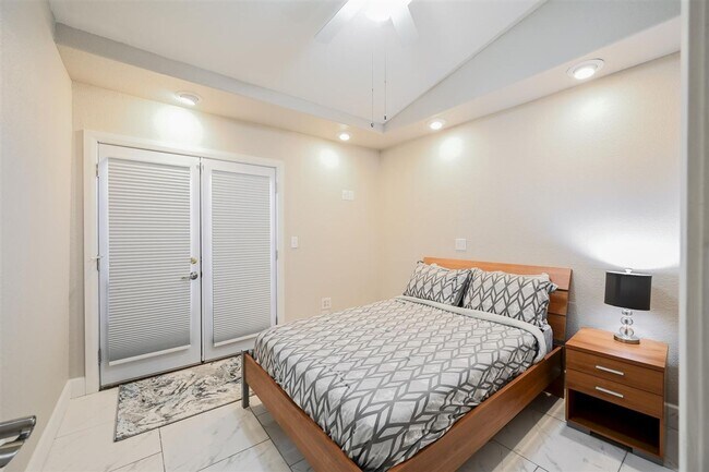 Building Photo - Fully Furnished - Turn Key - Short Term 31days+ - Sleeps up to 7