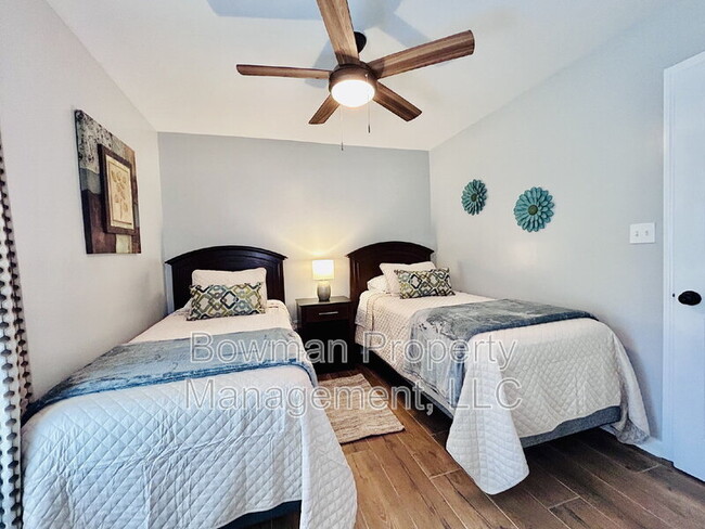 Building Photo - 255 Camelot Dr