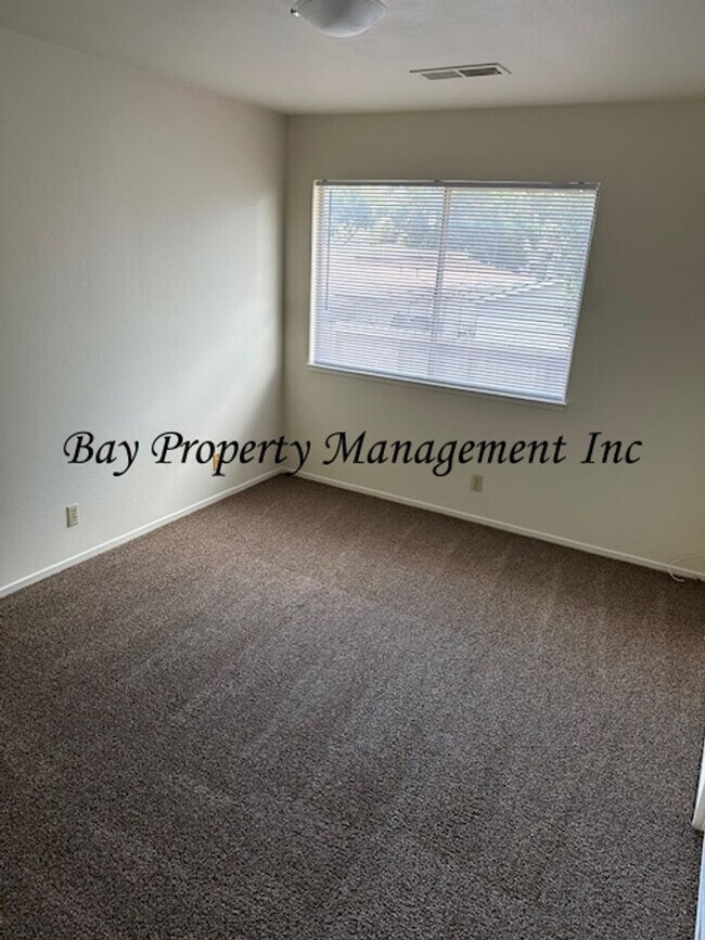Building Photo - Charming 3-Bedroom Townhouse in Los Olivos...