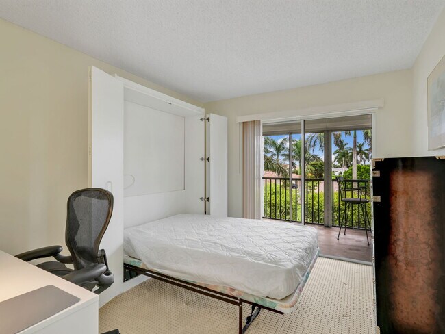 Building Photo - 555 Park Shore Dr