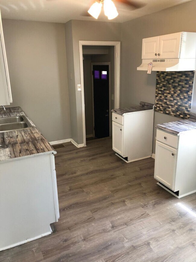 Building Photo - Single Family House with private backyard Available NOW