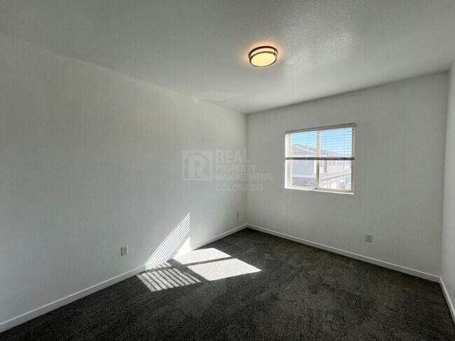 Building Photo - 811 E 98th-505