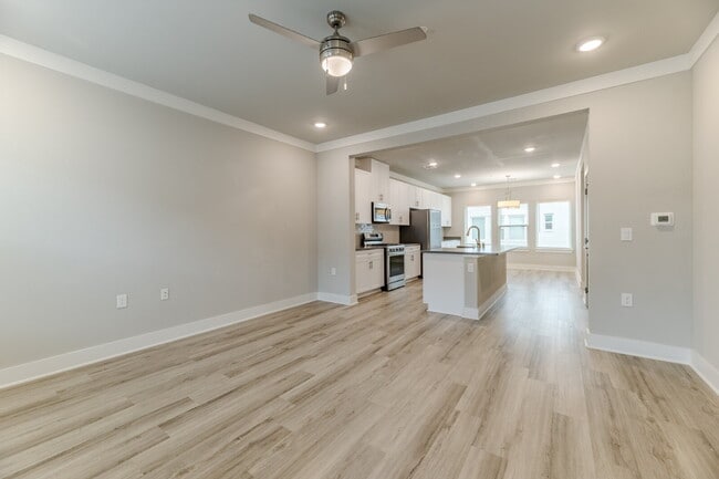 Building Photo - 3-Story 3 Bedroom, 3.5 bath Townhouse in a great community with easy access to PGBT and DNT
