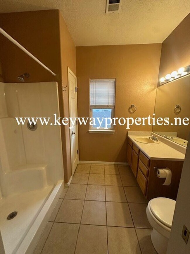 Building Photo - 10420 Gutierrez Rd NE