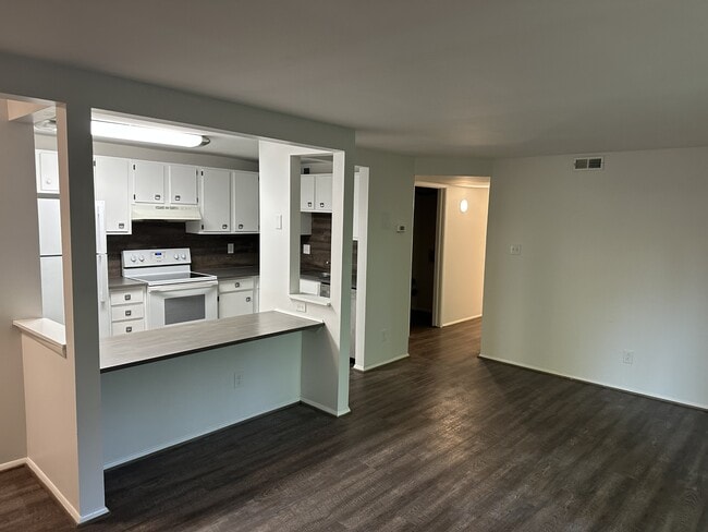 Primary Photo - 3164 Central Ave