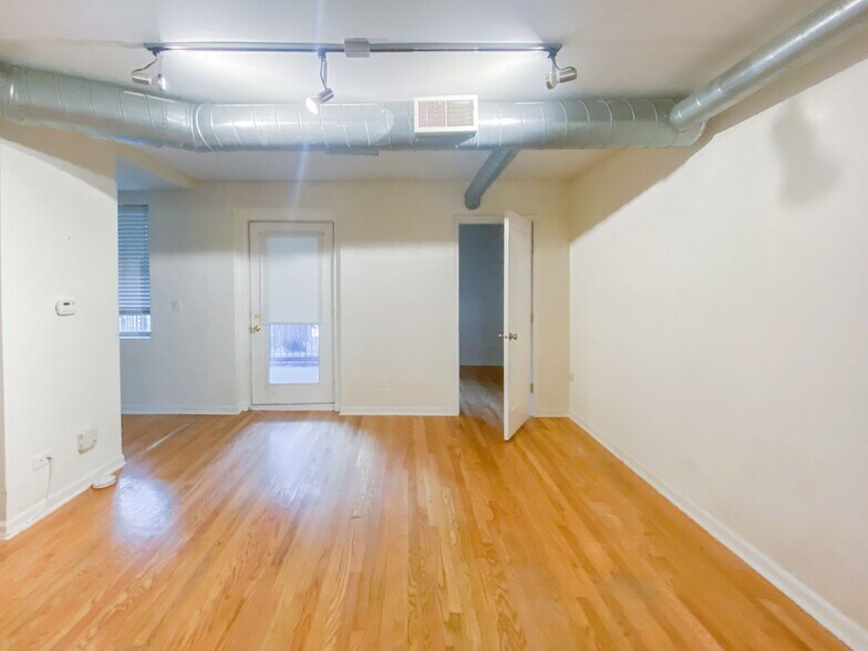 Building Photo - 2510 W Leland Ave