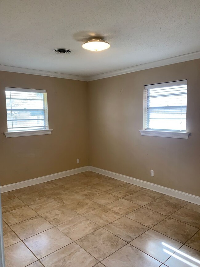 Building Photo - Metairie 3 Bedroom with Spacious Rooms and...