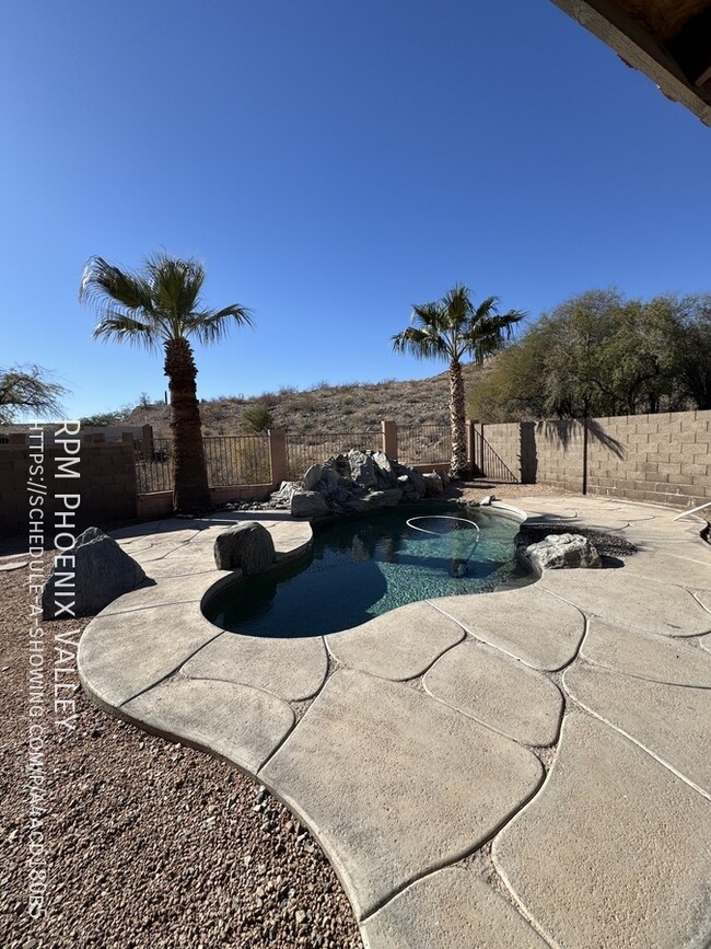 Building Photo - 3 Bed / 2 Bath Stunner with Private Pool a...