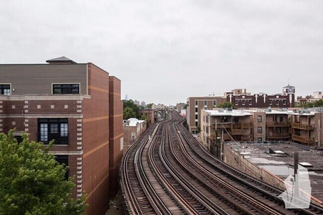 Building Photo - 3 bedroom in Chicago IL 60613