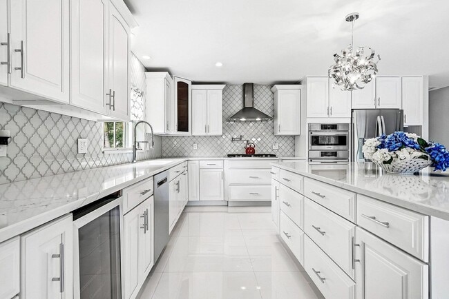 Building Photo - 417 N Country Club Dr