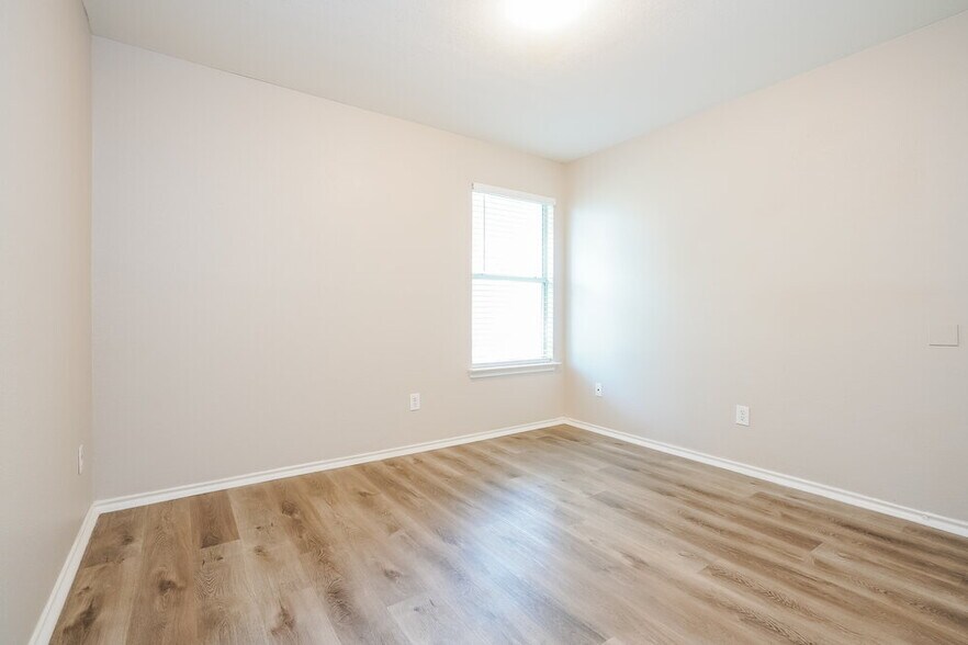 Building Photo - 1345 Meadowbrook Ln