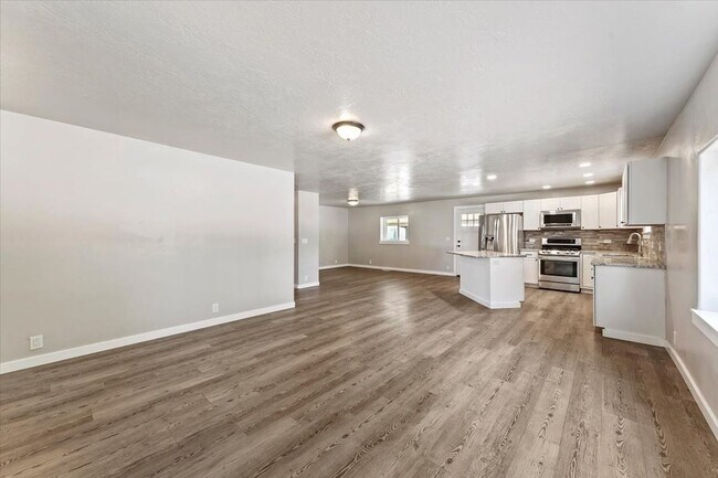 Building Photo - Spacious Middleton Home, Utilities & Lawn Care Included
