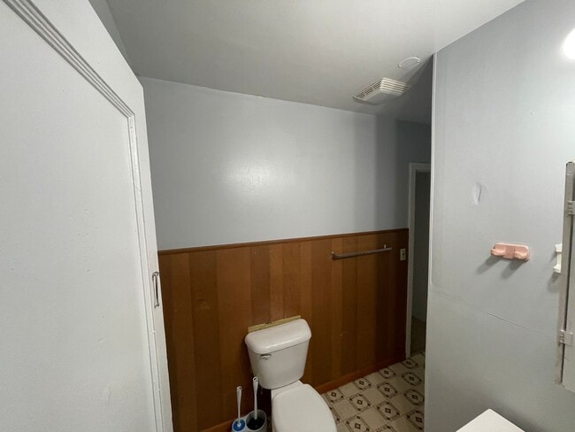 Building Photo - Older 2 bedroom house with a large yard