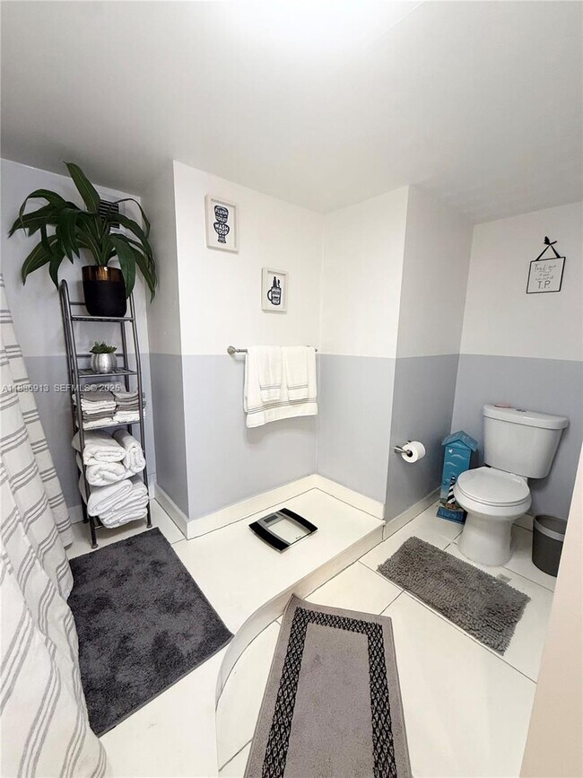 Building Photo - 1833 S Ocean Dr