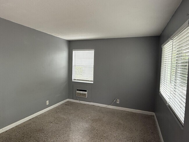 Building Photo - 1118 N H St