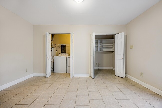 Building Photo - 672 Watson St