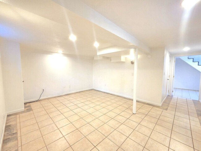 Building Photo - 5621 N Hemlock St