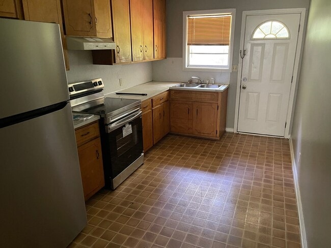 Building Photo - 3 Bedroom/1 Bath Duplex