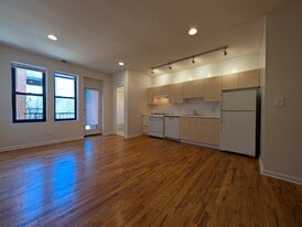 Building Photo - 912 W Dakin St