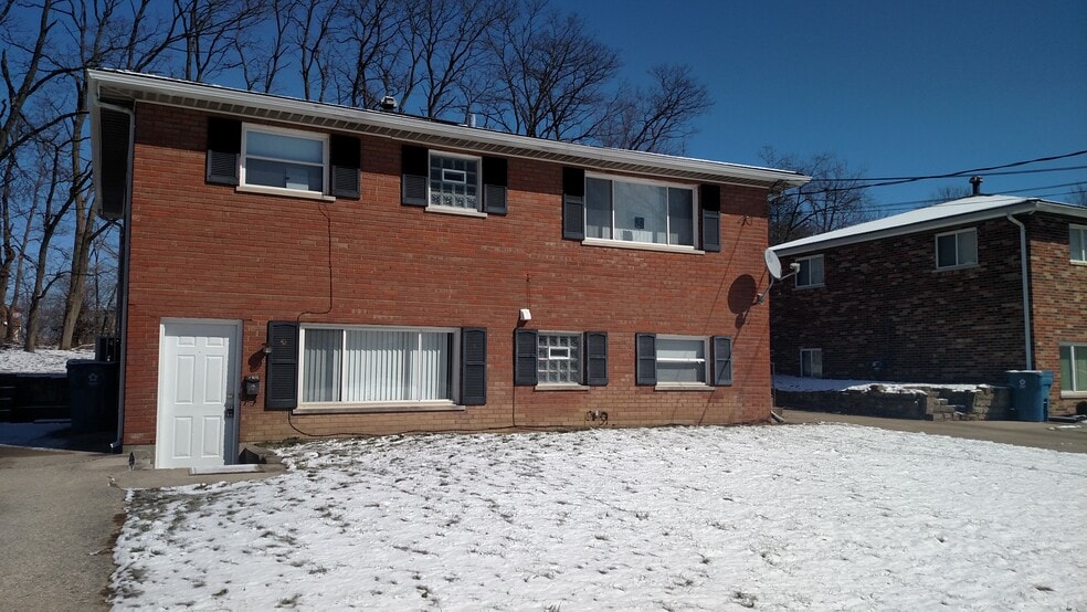 Front - 512 Greenfield Ln