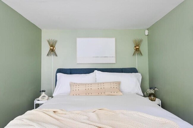 Building Photo - 2076 Ridgedale Rd NE