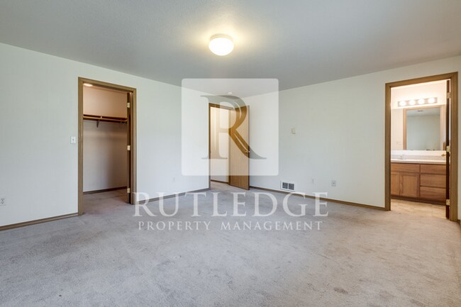 Building Photo - 3 Bedroom / 3 Bath Home Available in the Heart of Shady Cove!
