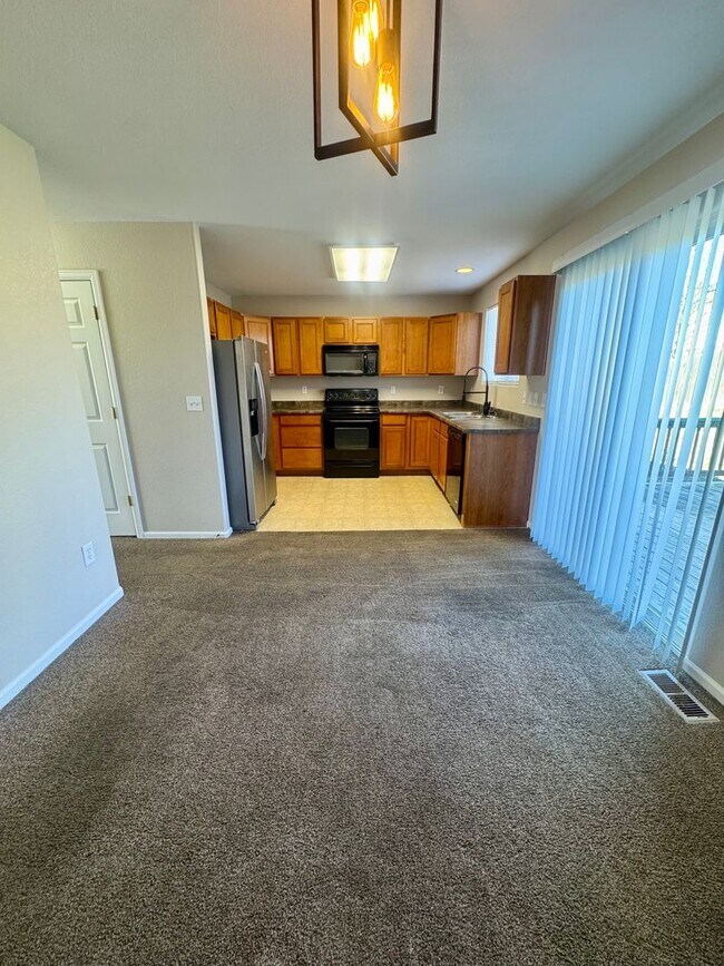 Building Photo - 3 Bedroom Home Close to Military Installations