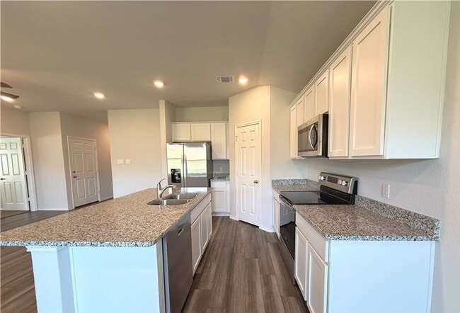 Building Photo - Stunning 3-bedroom 2-bathroom house!