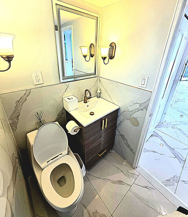 Building Photo - 640 Derby Ave