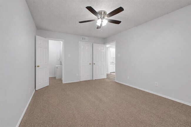 Building Photo - 2401 Leon St