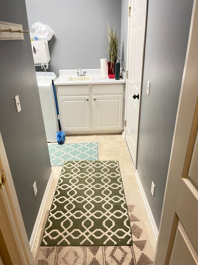 Building Photo - Move-in special. Beautiful 4 bed 2.5 bath 3000+sq ft