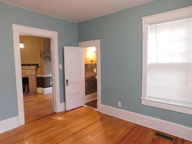 Building Photo - 605 Johnson St