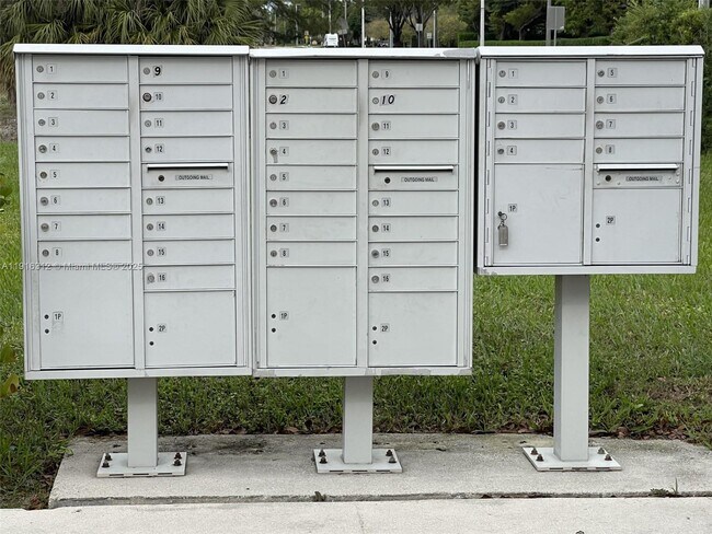 Building Photo - 2652 Riverside Dr