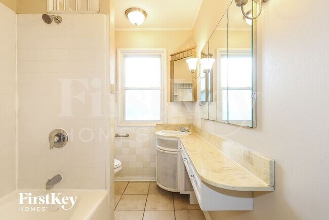 Building Photo - 374 Oswego St