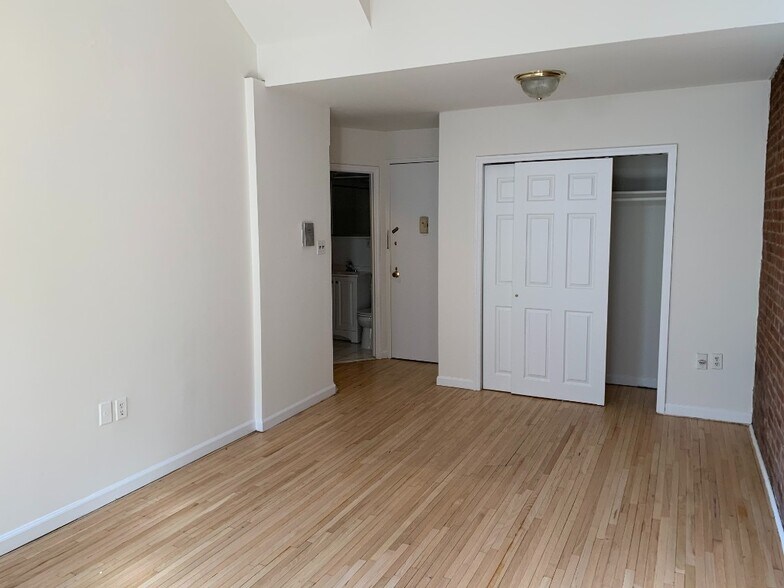 Building Photo - 173 W 85th St