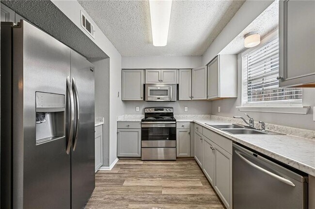 Building Photo - 737 Heavens Dr