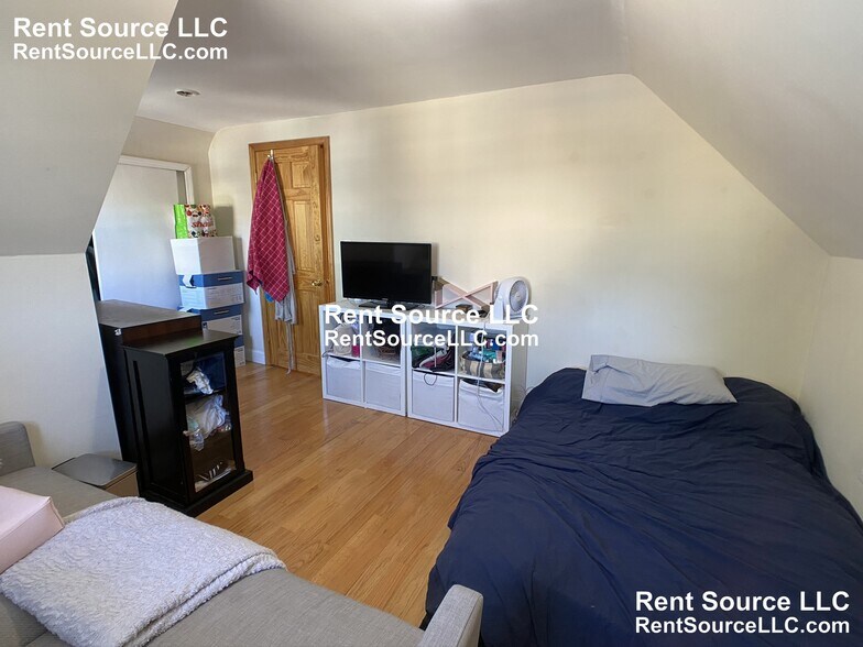 Building Photo - 20 Radcliffe Rd