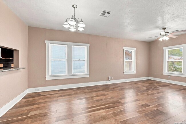 Building Photo - 506 E Whittier St