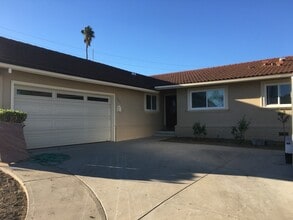 Building Photo - One story home on a HUGE lot in Central Camarillo