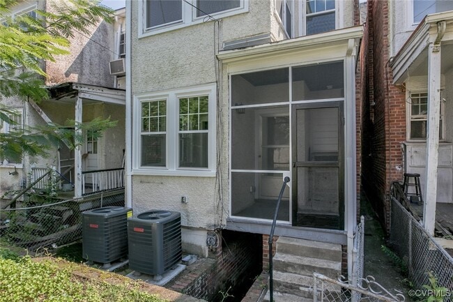 Building Photo - 2302 Maplewood Ave