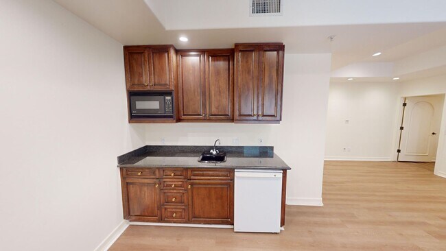 Building Photo - Spacious 4-bedroom 4.5 bath Home in a Gated Complex