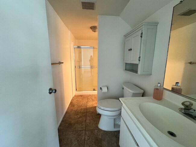 Building Photo - Beautiful bright townhome in Tierrasanta