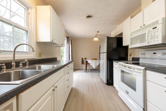 Building Photo - Spacious Ranch Close to Campus