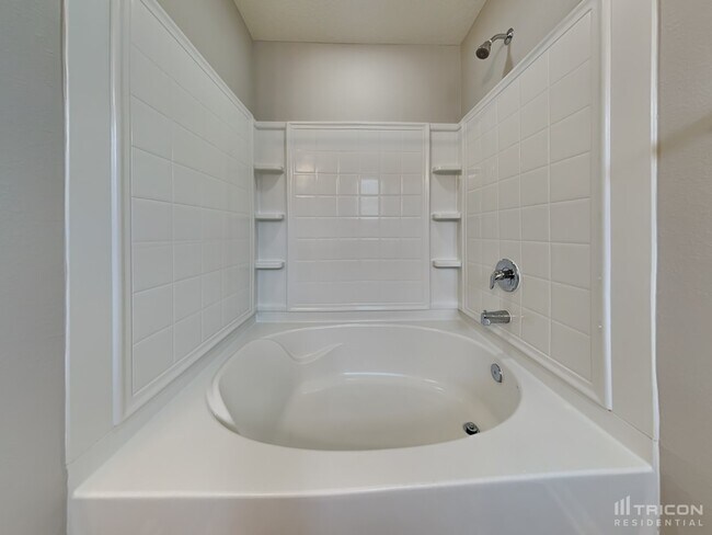 Building Photo - 2110 Pebble Point Dr