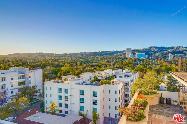 Building Photo - 435 N Oakhurst Dr