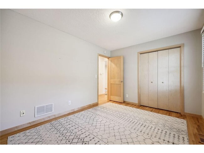 Building Photo - 6802 Cottonwood Ln N